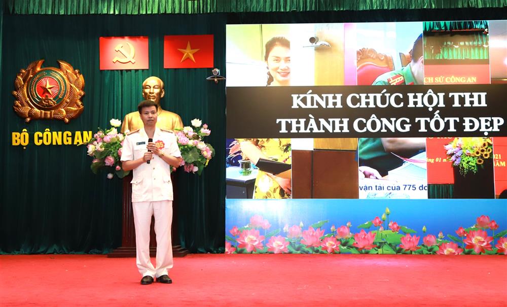 Trong đó, nội dung thi viết đã được các thí sinh hoàn thiện và gửi Ban Tổ chức trước ngày khai mạc Hội thi. Tại Hội thi hôm nay, các thí sinh chỉ tranh tài ở nội dung Thi sân khấu hóa.