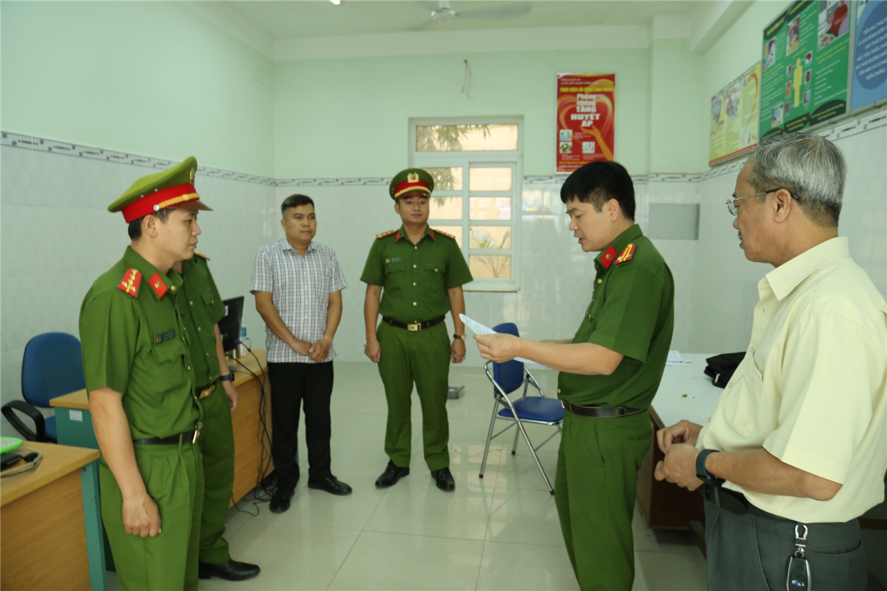 Cơ quan Cảnh sát điều tra tống đạt các Quyết định khởi tố và Lệnh bắt tạm giam.