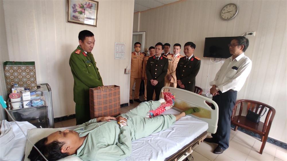 Thượng tá Phạm Chí Hiếu, Phó giám đốc Công an tỉnh Hải Dương cùng các thành viên trong đoàn thăm, động viên đồng chí Toàn.
