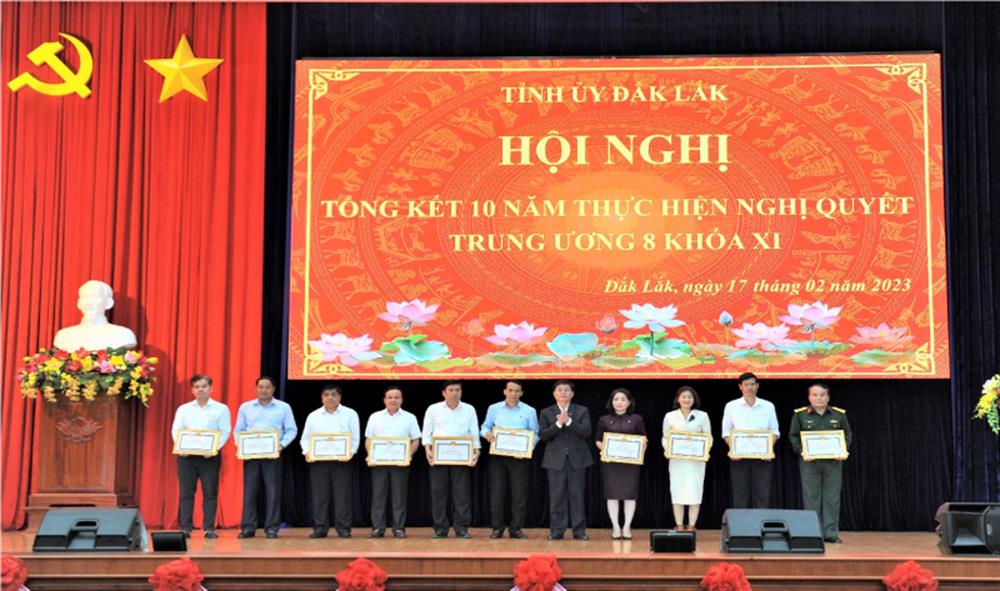 Bí thư Tỉnh uỷ Đắk Lắk trao Bằng khen tặng các tập thể.