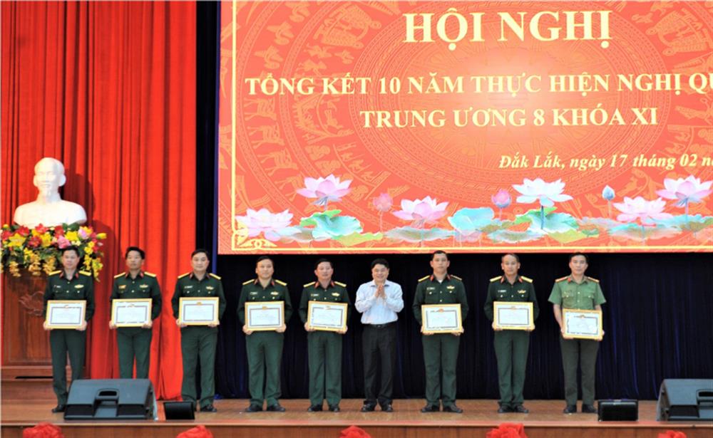 Phó Bí thư Thường trực Tỉnh uỷ trao Bằng khen cho các các tập thể.