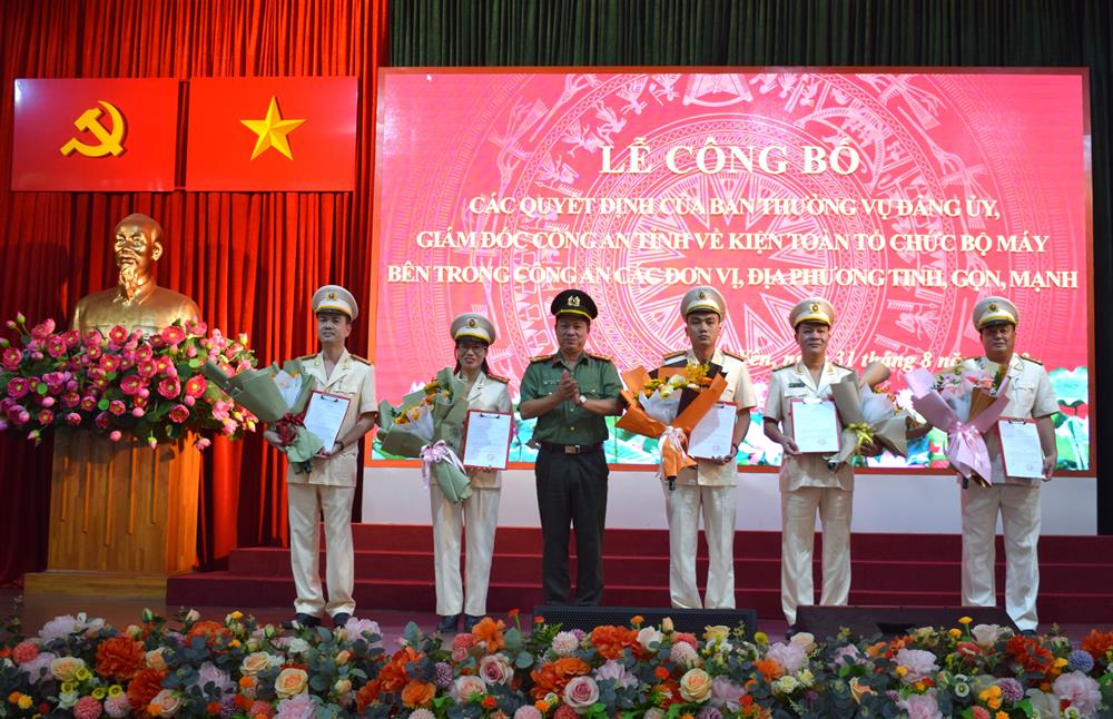 Đại tá Nguyễn Thanh Trường, Giám đốc Công an tỉnh trao Quyết định điều động, bố trí cán bộ, cho các đồng chí giữ chức vụ lãnh đạo các đơn vị, địa phương.