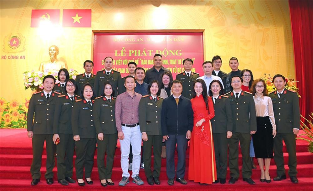 Phóng viên thuộc các Cơ quan thông tấn báo chí chụp ảnh lưu niệm cùng lãnh đạo, cán bộ, chiến sỹ Cổng Thông tin điện tử Bộ Công an