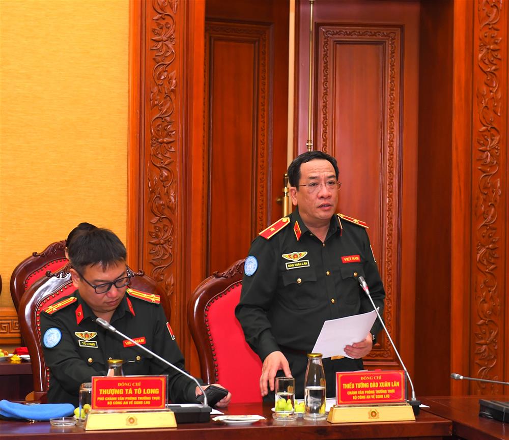 Thiếu tướng Đào Xuân Lân, Chánh Văn phòng Thường trực Bộ Công an về gìn giữ hòa bình Liên Hợp Quốc báo cáo tại buổi Lễ.