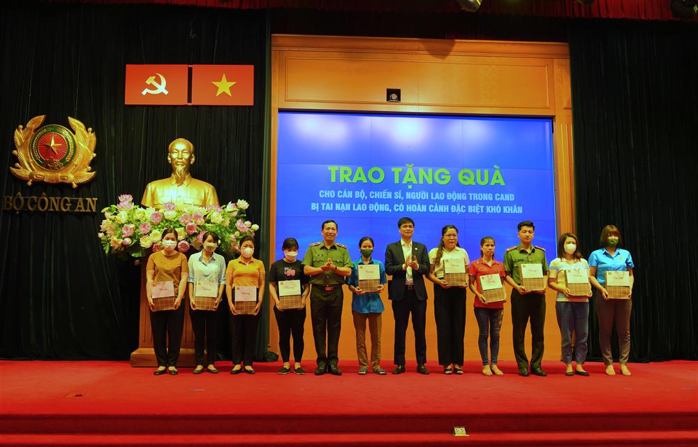 Thứ trưởng Lê Văn Tuyến đã trao quà của Bộ Công an tặng các cán bộ, chiến sĩ, người lao động trong CAND bị tai nạn lao động, mắc bệnh nghề nghiệp, khó khăn.