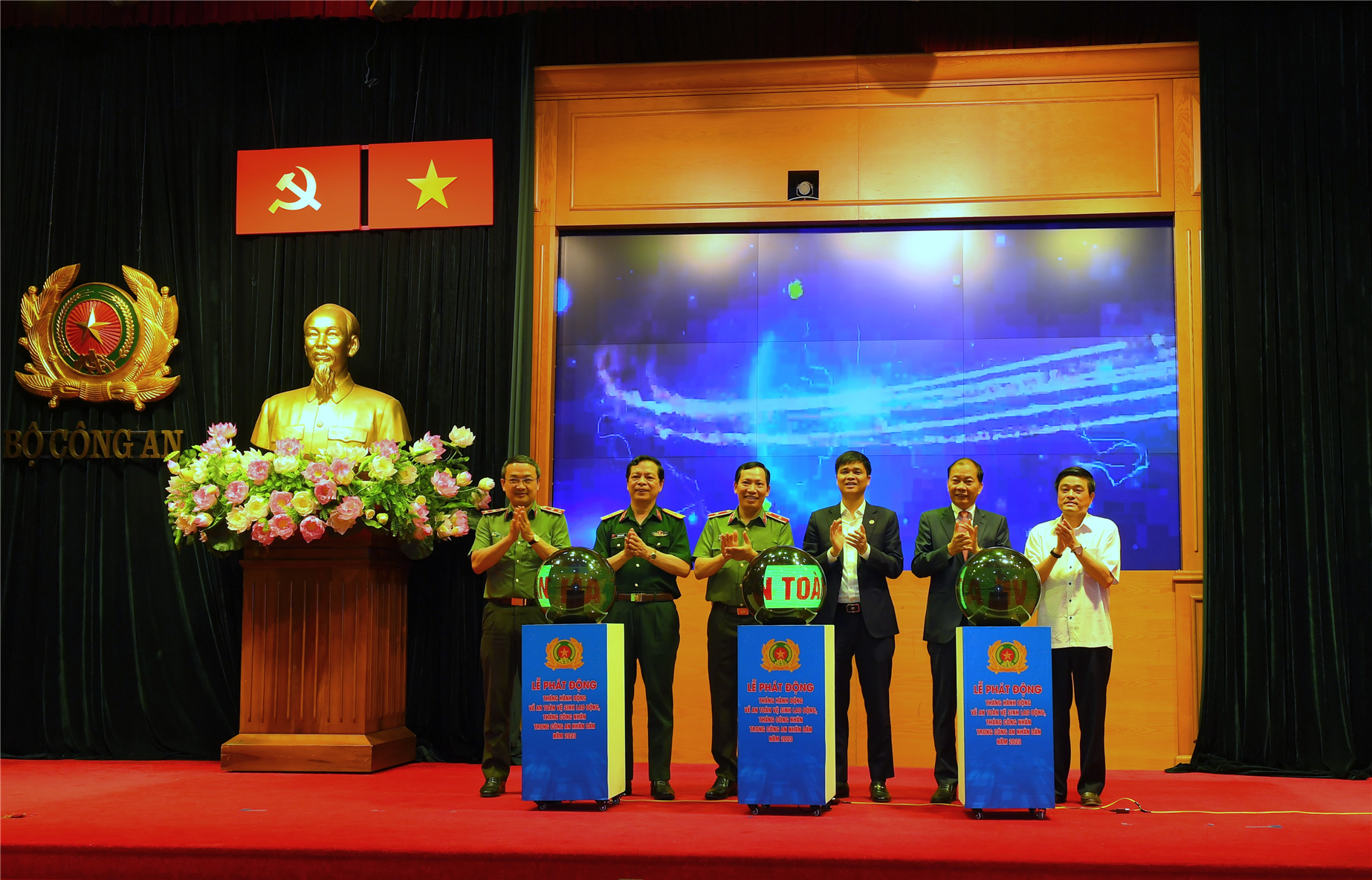 Các đại biểu bấm nút phát động Tháng hành động về an toàn vệ sinh lao động, Tháng công nhân năm 2023.