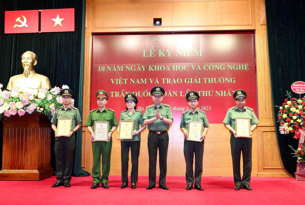 Bộ trưởng Tô Lâm trao Giải
