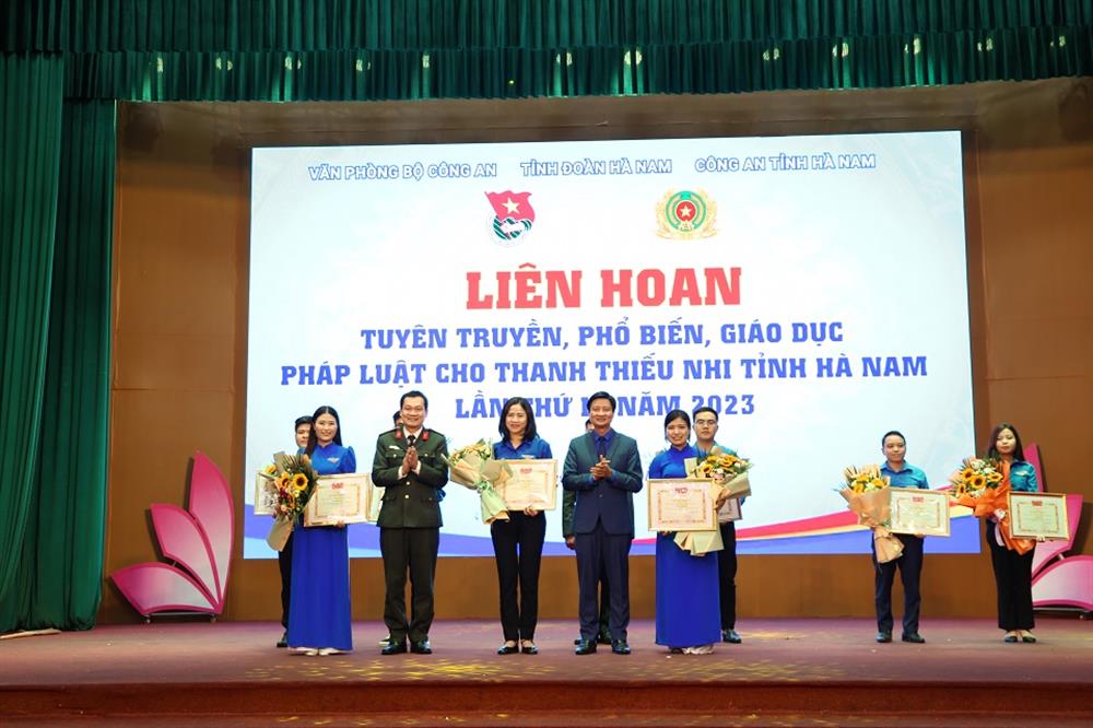 giải Nhì cho Đội tuyển Đoàn Khối cơ quan; Thị đoàn Duy Tiên, Huyện đoàn Lý Nhân.