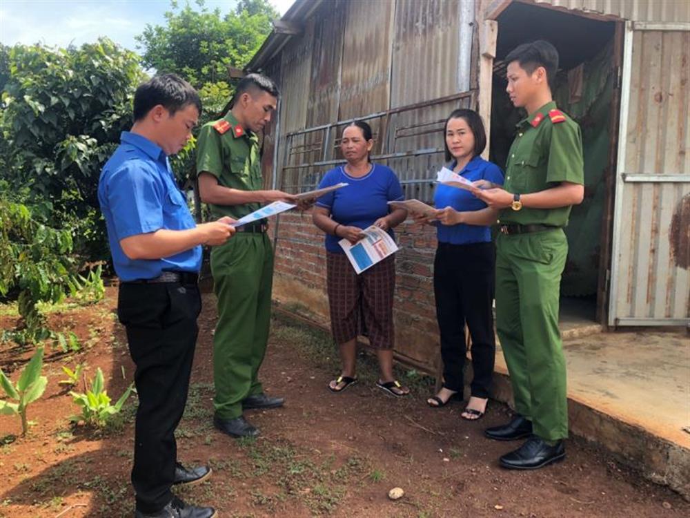 Lực lượng Công an cơ sở phát tờ rơi tuyên tuyền, cảnh báo, phòng ngừa tội phạm và vi phạm pháp luật