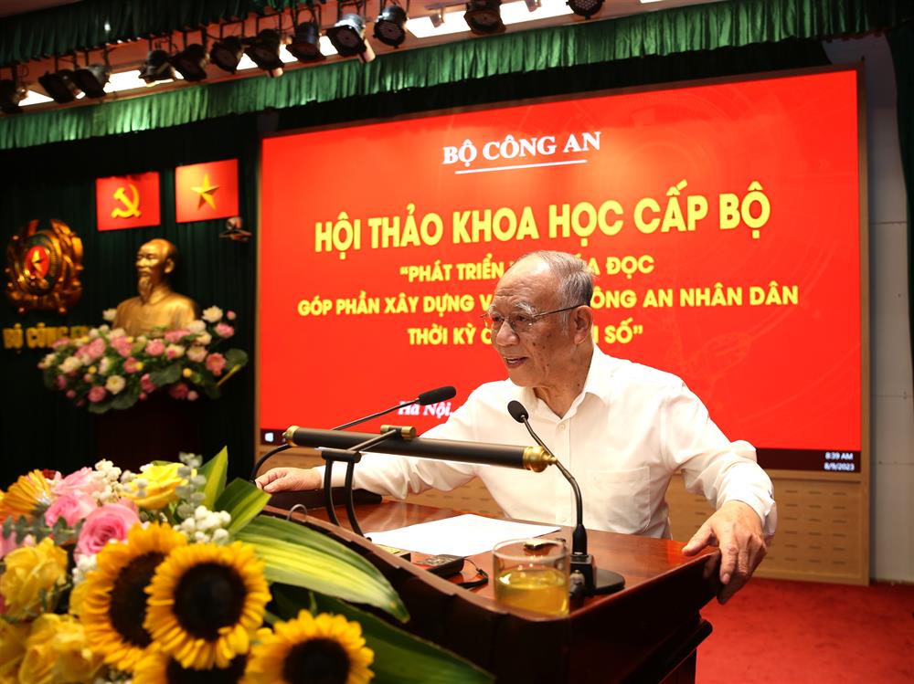 GS.TS Hoàng Chí Bảo, Chuyên gia cao cấp, nguyên Ủy viên Hội đồng lý luận Trung ương tham luận tại Hội thảo.