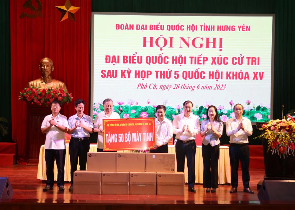 Đại tướng Tô Lâm trao 50 bộ máy vi tính tặng các trường học trên địa bàn huyện Phù Cừ.