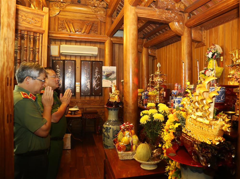 Thứ trưởng Nguyễn Văn Long và Thiếu tướng Hoàng Anh Tuyên, Phó Chánh Văn phòng Bộ Công an thắp hương tưởng nhớ Thượng tướng Phạm Quý Ngọ, cố Thứ trưởng Bộ Công an.