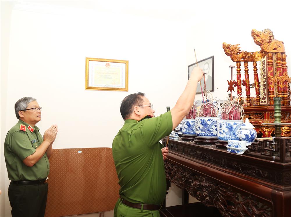 Thứ trưởng Nguyễn Văn Long thắp hương tưởng nhớ Thượng tướng Nguyễn Văn Đức, cố Thứ trưởng Bộ Công an.