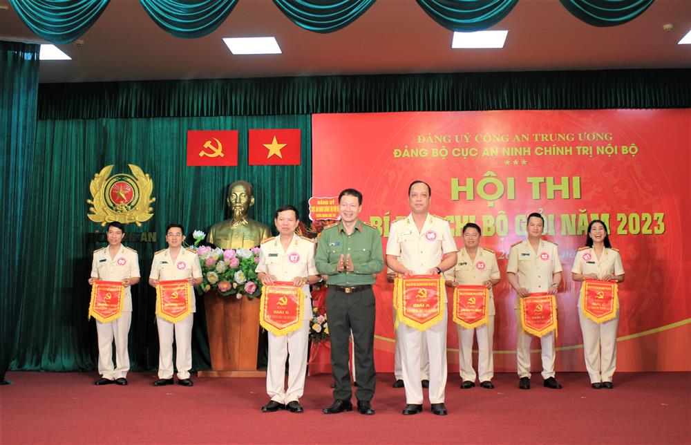 Thiếu tướng Vũ Hồng Văn trao 01 giải A, 01 giải B tặng các thí sinh xuất sắc.