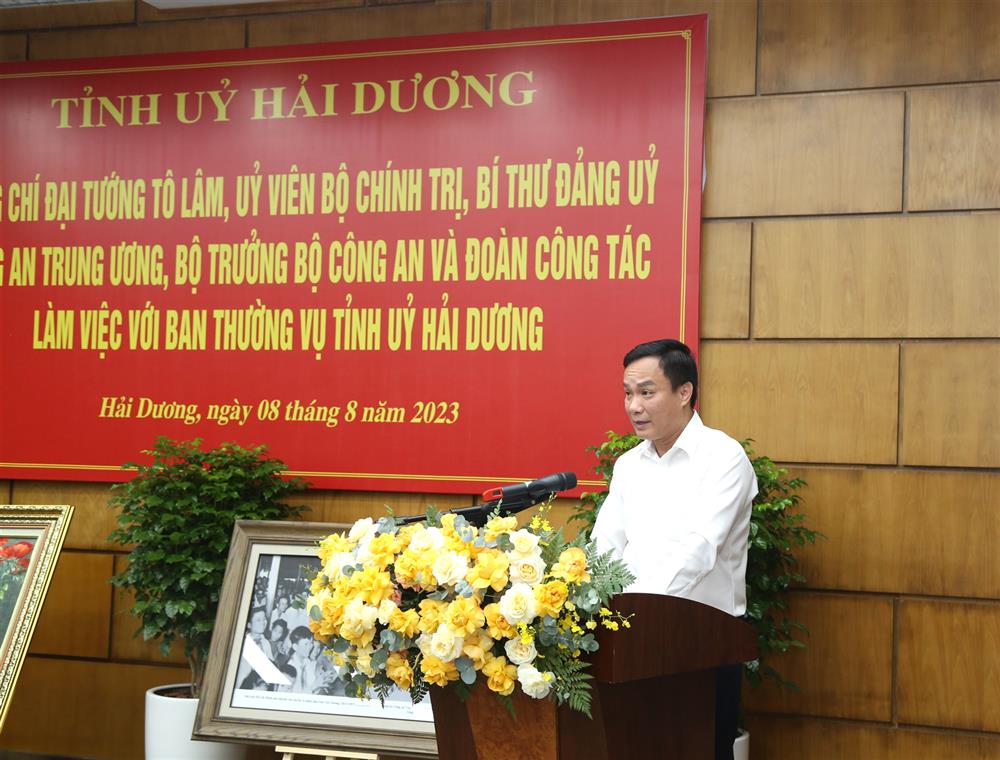 Đồng chí Triệu Thế Hùng, Phó Bí thư Tỉnh ủy, Chủ tịch Ủy ban nhân dân tỉnh Hải Dương trình bày báo cáo tại buổi làm việc.