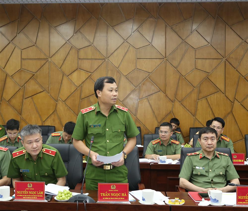 Các đại biểu tham gia ý kiến tại buổi làm việc.