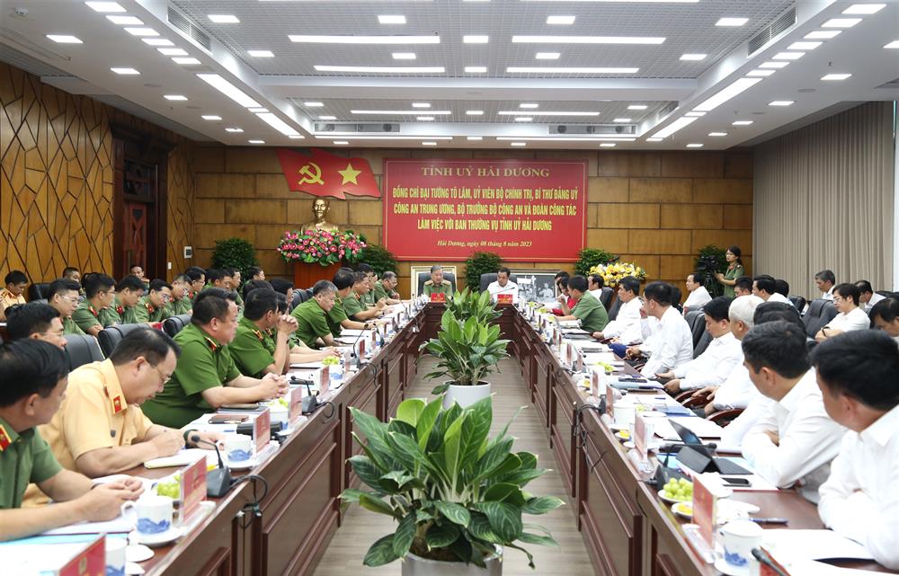 Các đại biểu dự buổi làm việc.