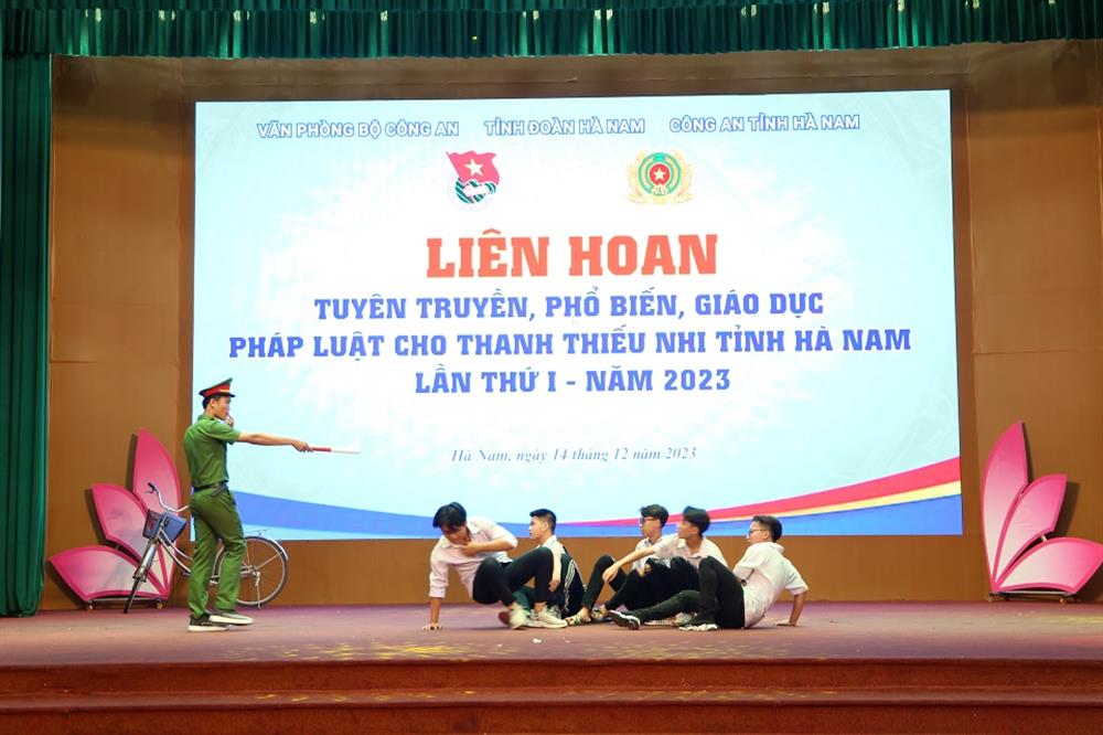 Đối với phần thi tiểu phẩm, thông qua hình thức sân khấu hóa, được giàn dựng công phu, với hoạt cảnh sinh động, lỗi diễn xuất chân thực, nhuần nhuyễn, các thí sinh đã mang đến cho khán giả những thông điệp khác nhau, nhưng đều xoay quanh chủ đề an toàn giao thông, nhằm nâng cao nhận thức, ý thức chấp hành pháp luật về an toàn giao thông cho quần chúng nhân dân.