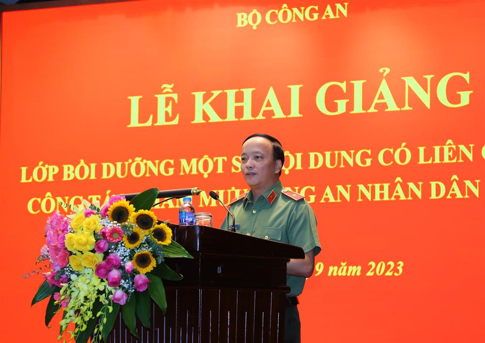 Thiếu tướng Đặng Hồng Đức phát biểu tại Lễ khai giảng.