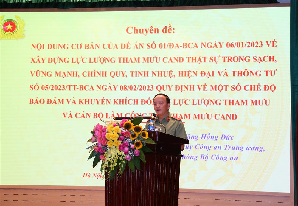 Thiếu tướng Đặng Hồng Đức truyền đạt chuyên đề tại Lớp bồi dưỡng.