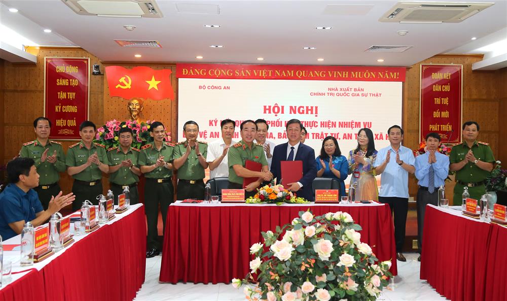 Thứ trưởng Trần Quốc Tỏ và Tổng Biên tập Nhà Xuất bản Vũ Trọng Lâm ký kết Quy chế phối hợp giữa 02 cơ quan.