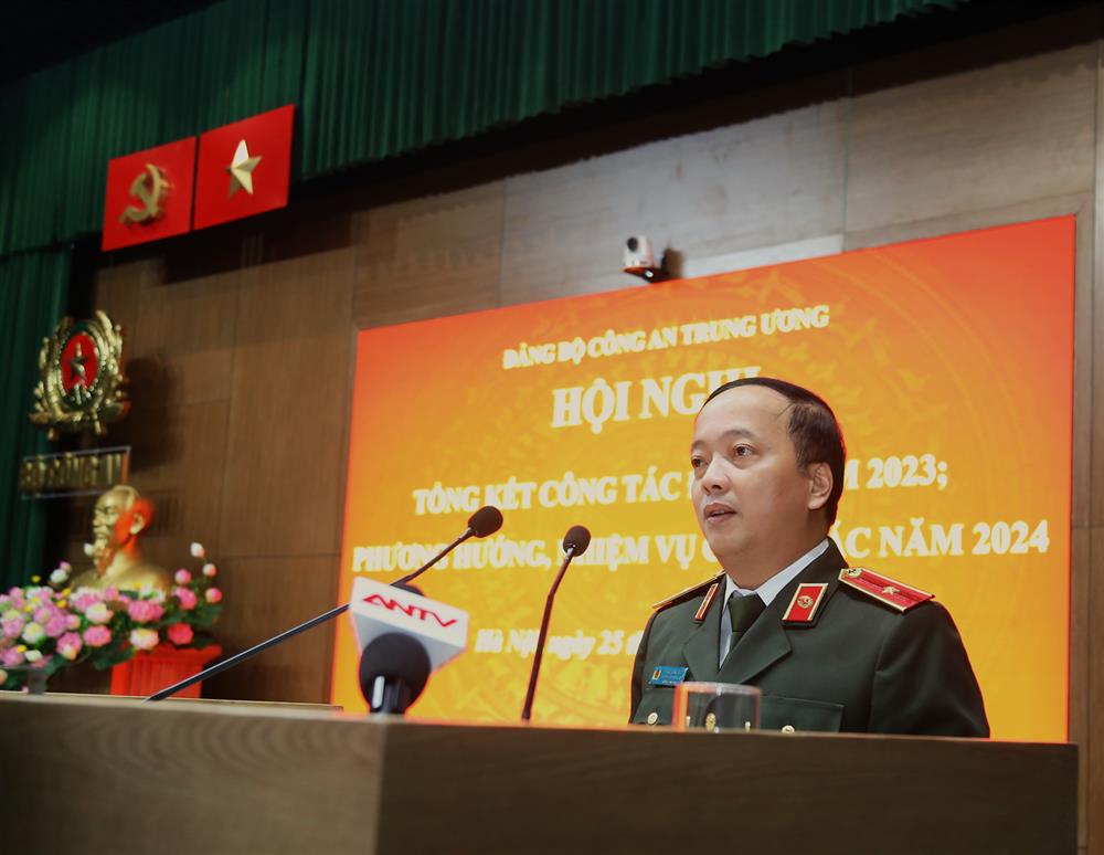 Thiếu tướng Đặng Hồng Đức, Chánh Văn phòng Bộ Công an trình bày báo cáo tại Hội nghị.