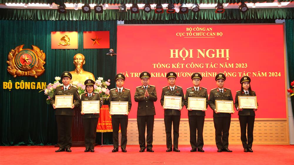 Bộ trưởng Tô Lâm trao danh hiệu Chiến sĩ thi đua toàn lực lượng CAND tặng 01 cá nhân và Bằng khen của Bộ Công an tặng 06 cá nhân có thành tích xuất sắc.