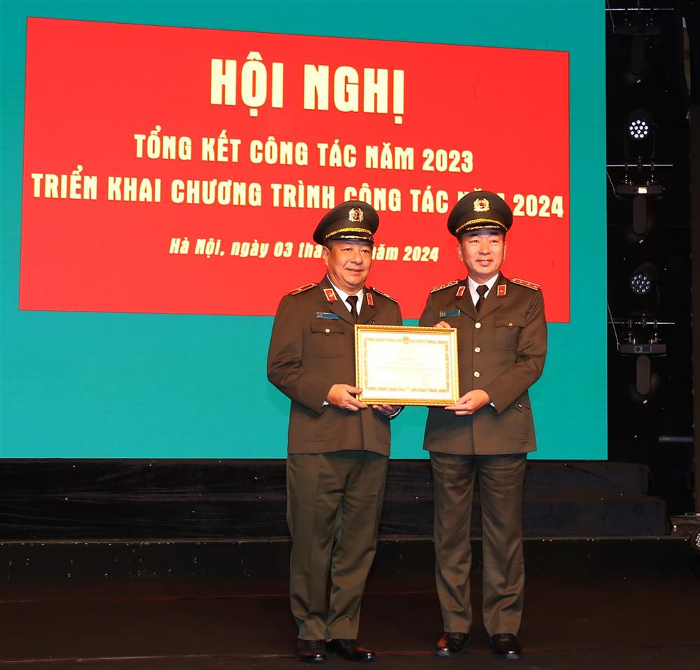 Thứ trưởng Trần Quốc Tỏ trao Bằng khen tặng Cục Truyền thông CAND.