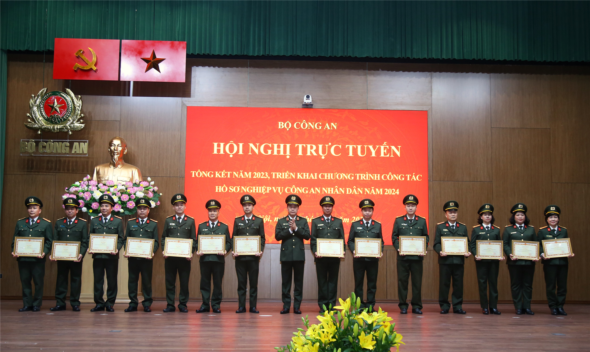 Thứ trưởng Lê Quốc Hùng trao Bằng khen của Bộ Công an tặng các tập thể và cá nhân có thành tích xuất sắc trong công tác hồ sơ nghiệp vụ.