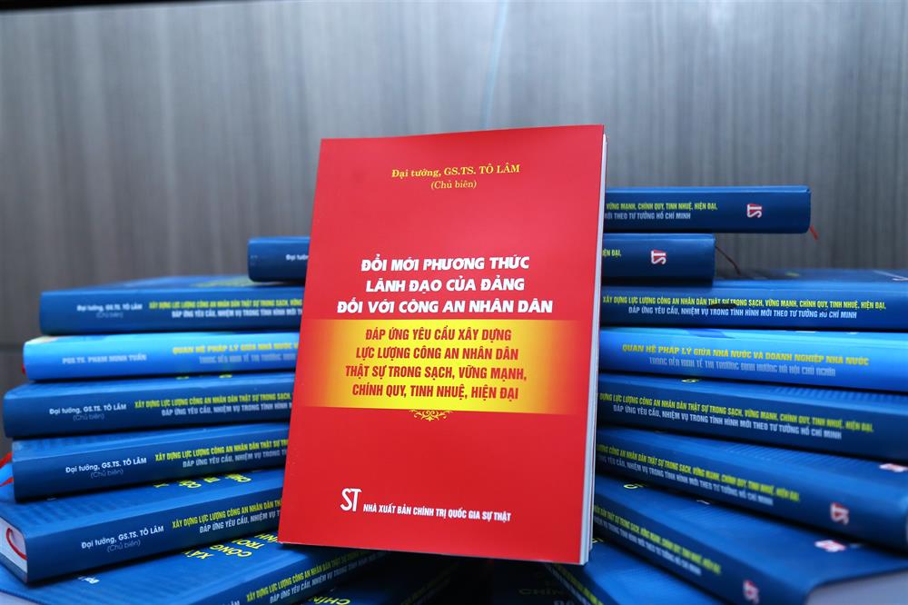 Cuốn sách “Đổi mới phương thức lãnh đạo của Đảng đối với Công an nhân dân đáp ứng yêu cầu xây dựng lực lượng Công an nhân dân thật sự trong sạch, vững mạnh, chính quy, tinh nhuệ, hiện đại” do Bộ trưởng Tô Lâm làm chủ biên