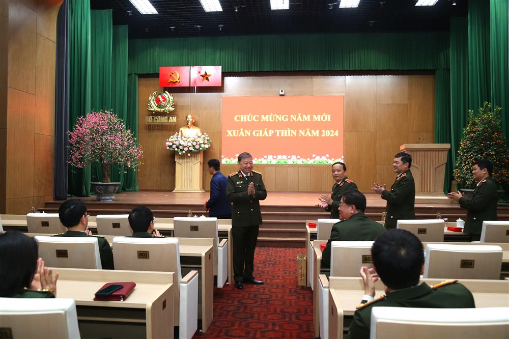Bộ trưởng Bộ Công an đã đến thăm, động viên, chúc Tết cán bộ, chiến sĩ Văn phòng Bộ Công an.