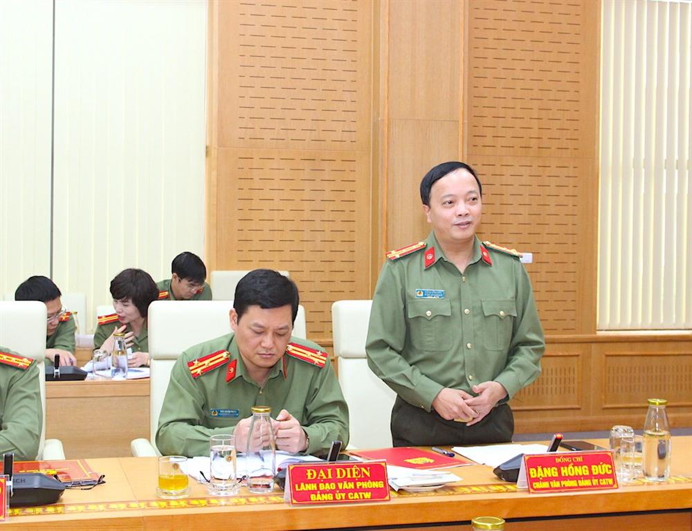 Đại tá Đặng Hồng Đức, Chánh Văn phòng Bộ Công an phát biểu tại Hội nghị.