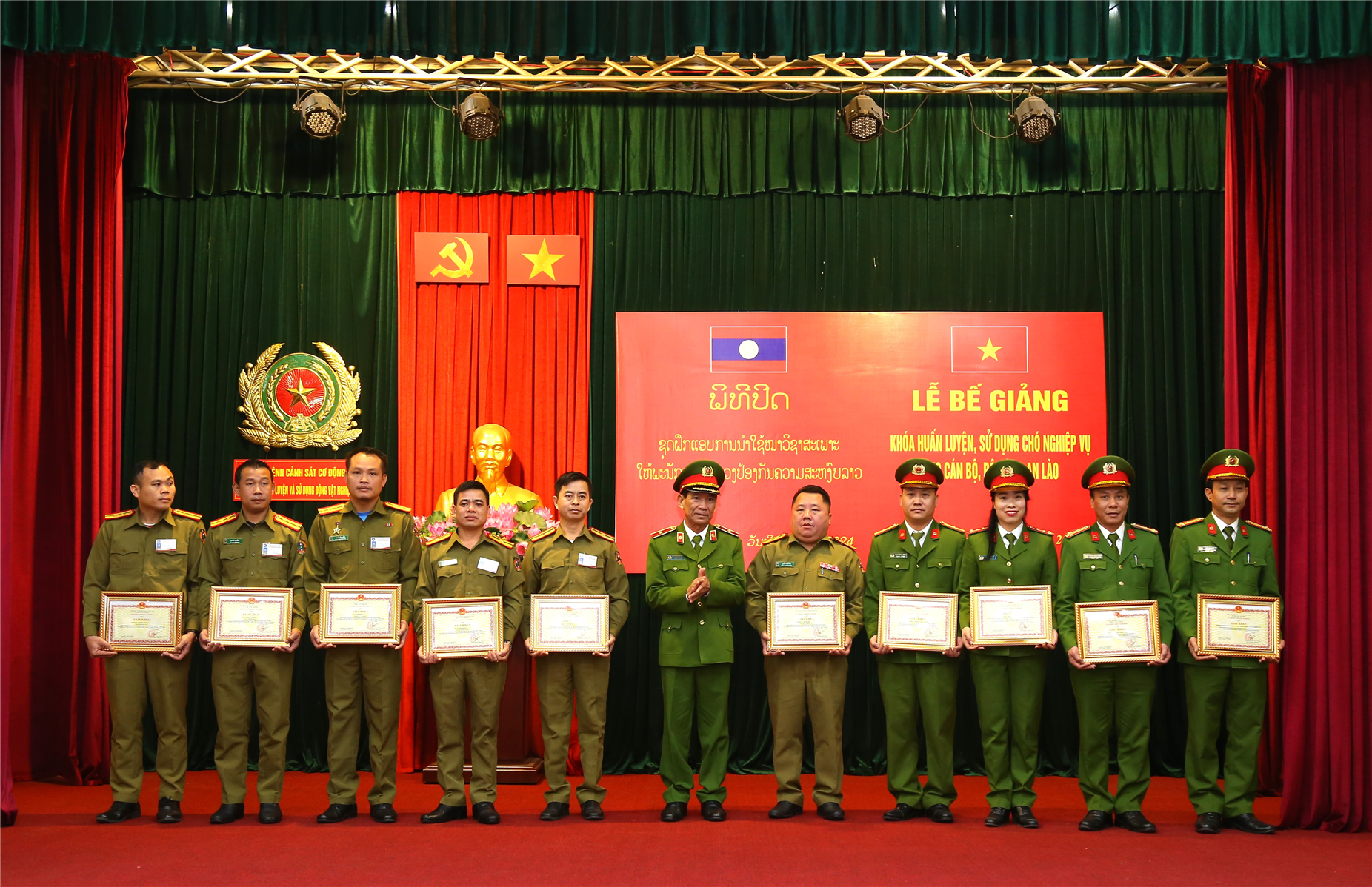 Thiếu tướng Nguyễn Thanh Bảnh trao Giấy khen của Bộ Tư lệnh CSCĐ tặng các tập thể, cá nhân có thành tích trong học tập, huấn luyện và tổ chức lớp học.