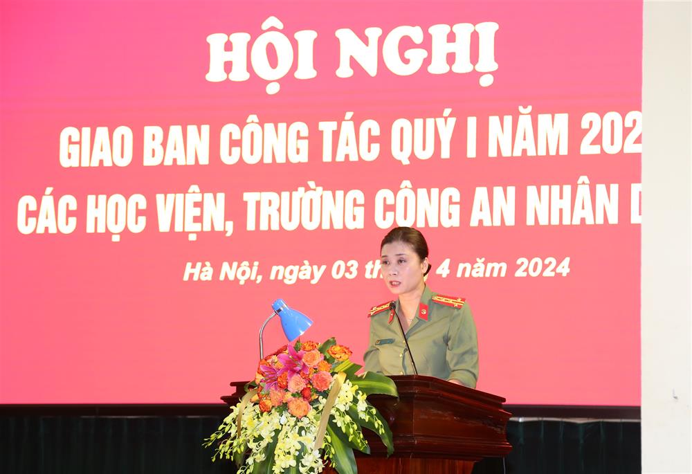Đại tá Nguyễn Thị Thúy Thanh, Phó Cục trưởng Cục Công tác đảng và công tác chính trị phát biểu tại Hội nghị.