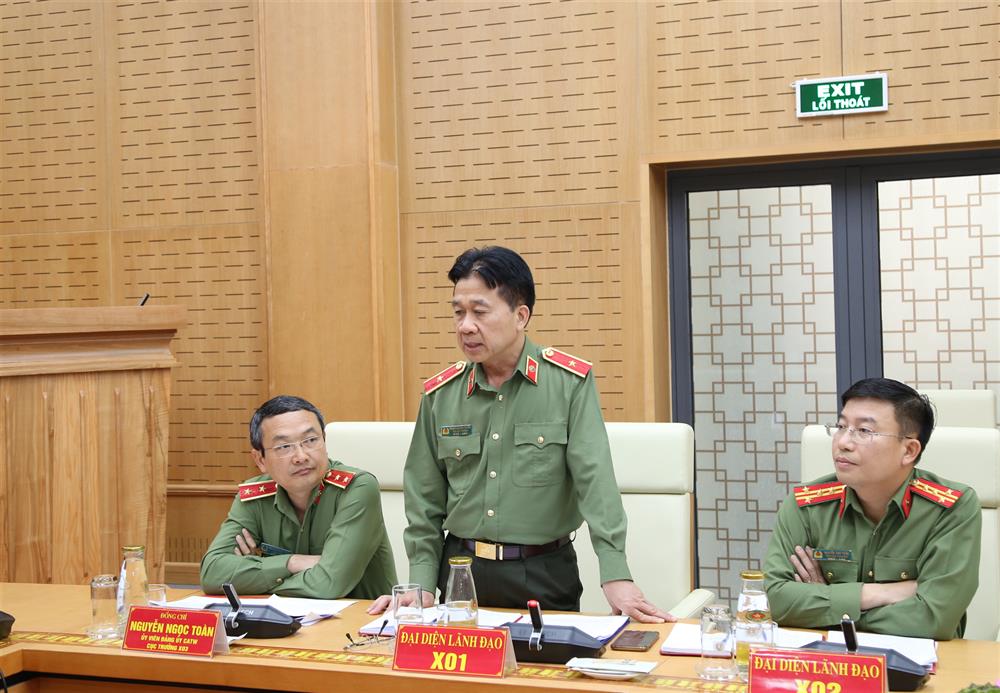 Thiếu tướng Phạm Quang Tuyển, Phó Cục trưởng Cục Tổ chức cán bộ thảo luận tại Hội nghị.