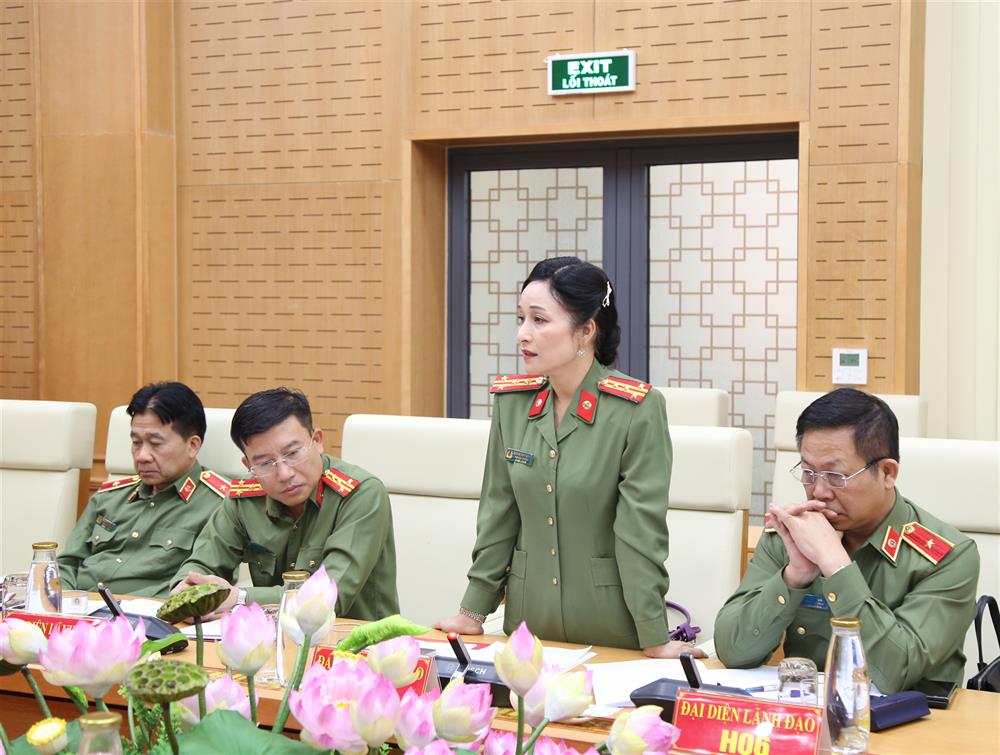 Đại tá Nguyễn Thuý Quỳnh, Phó Cục trưởng Cục Truyền thông CAND thảo luận tại Hội nghị.