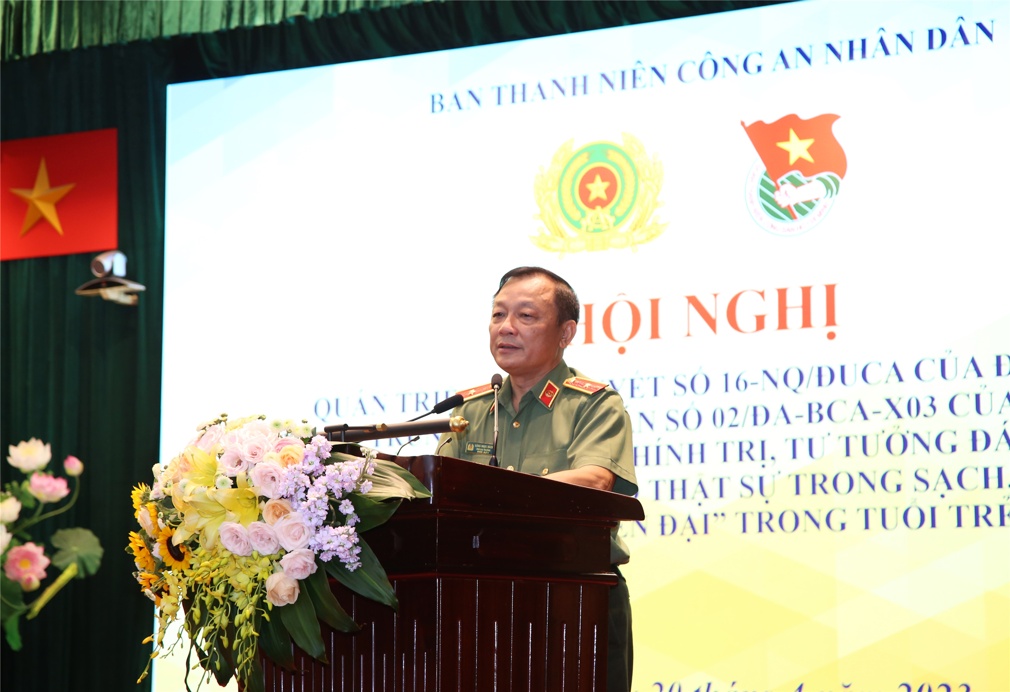 Thiếu tướng Đặng Ngọc Bách, Phó Cục trưởng Cục Công tác đảng và công tác chính trị đã truyền đạt, quán triệt những nội dung cơ bản của Đề án số 02 của Bộ Công an, Nghị quyết số 16