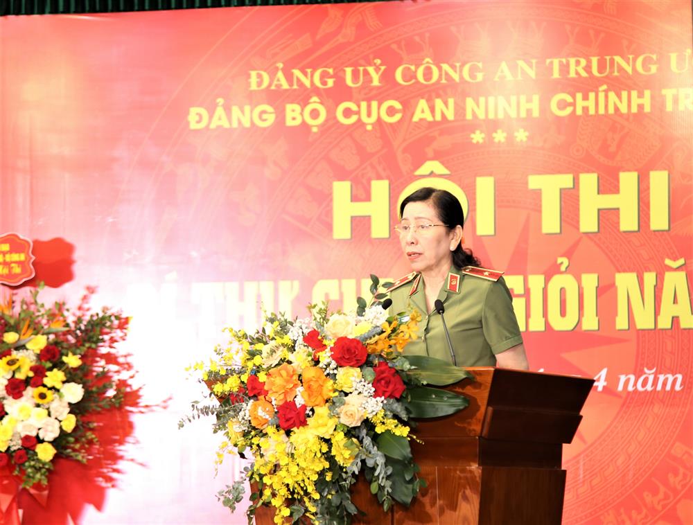Thiếu tướng Trần Thị Bé Nhân, Phó Cục trưởng Cục An ninh chính trị nội bộ phát biểu khai mạc Hội thi.