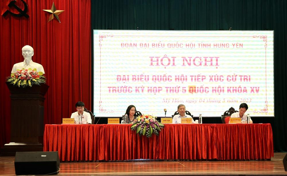 Bộ trưởng Tô Lâm cùng các đại biểu quốc hội tỉnh Hưng Yên tiếp xúc cử xi tại thị xã Mỹ Hào.