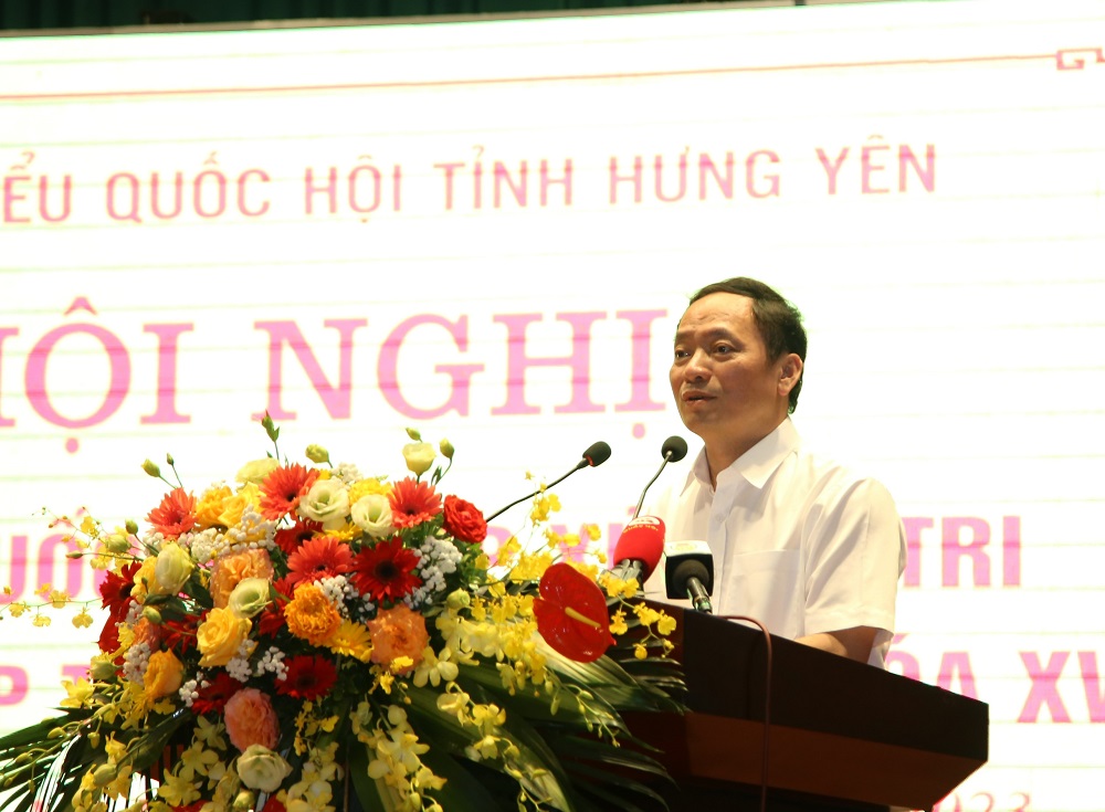 Đồng chí Trần Quốc Văn trả lời những kiến nghị của cử tri.