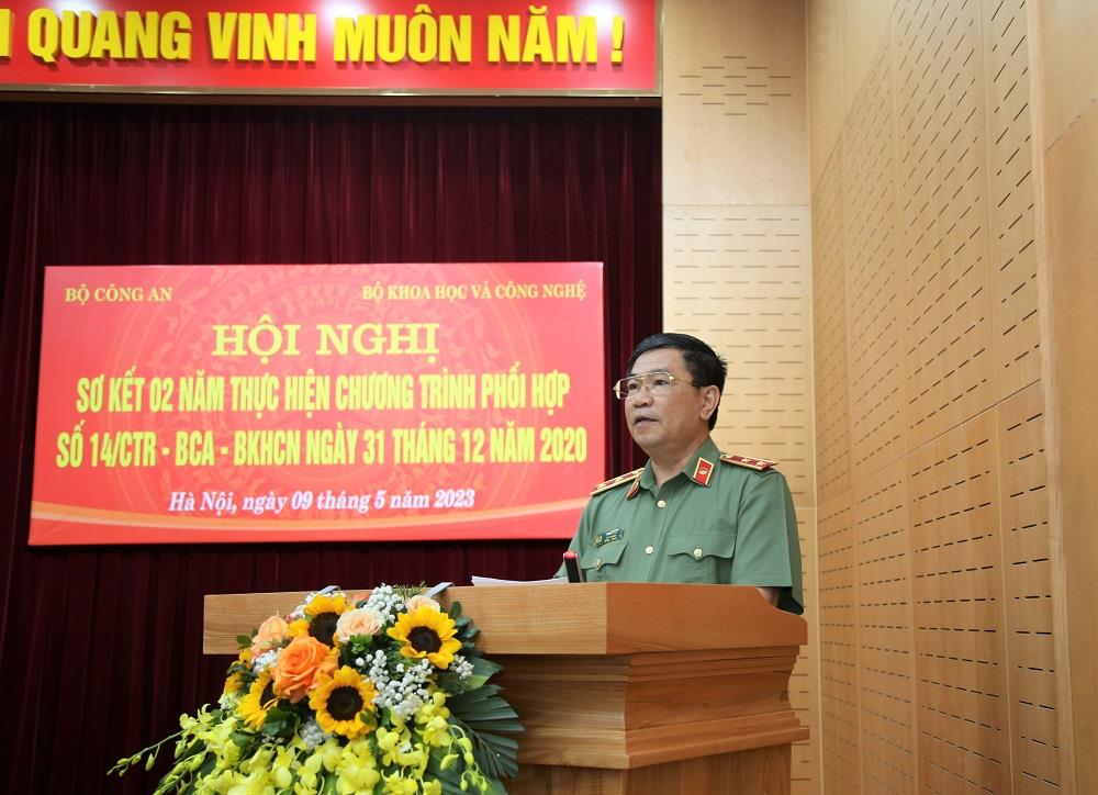 Trung tướng Trần Vi Dân, Cục trưởng Cục Khoa học, Chiến lược và Lịch sử Công an báo cáo tại Hội nghị.