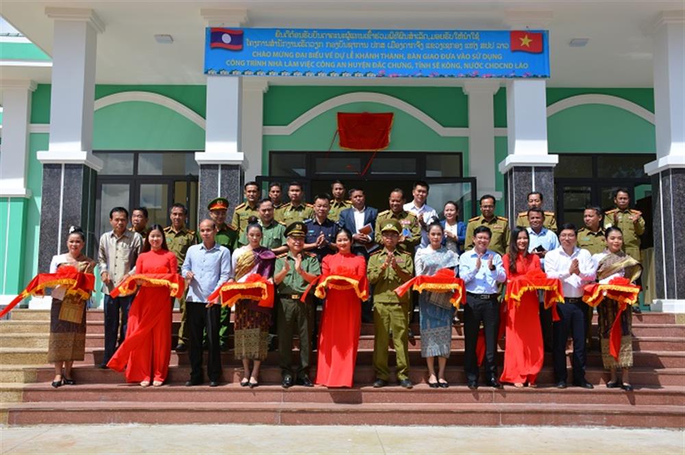 Các đồng chí lãnh đạo 2 tỉnh tham gia nghi lễ cắt băng khánh thành và bàn giao công trình “Nhà làm việc Công an huyện Đắc Chưng”.