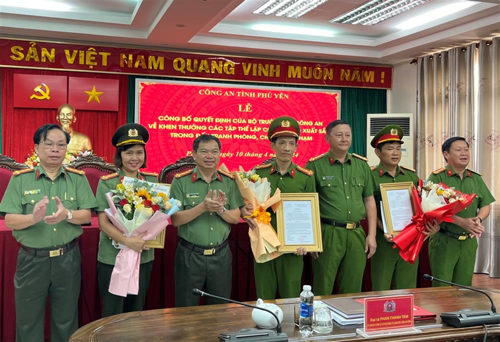 Đại tá Phan Thanh Tám, Giám đốc Công an tỉnh Phú Yên trao quyết định khen thưởng của Bộ trưởng Bộ Công an cùng tiền thưởng cho các đơn vị có thành tích xuất sắc trong đấu tranh phòng chống tội phạm, điều tra khám phá các vụ án lớn trên địa bàn.