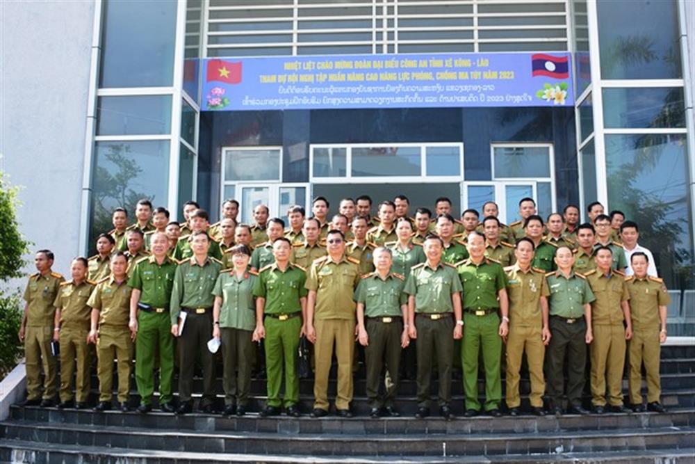 Lãnh đạo Công an tỉnh Quảng Nam và chụp hình lưu niệm với lãnh đạo, cán bộ, chiến sĩ Công an tỉnh Sê Kông.
