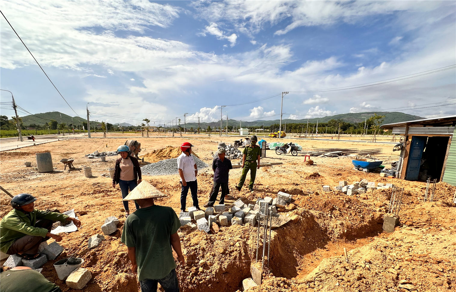 Những ngày này gia đình hộ ông Huỳnh Ngọc Khanh, ở thôn Phước Lợi, xã Phổ Nhơn khẩn trương đổ móng, xây nhà mới tại khu tái định cư khang trang ngay trung tâm xã Phổ Nhơn. Dự án đường bộ cao tốc Bắc - Nam đi qua, diện tích đất ở và đất vườn của gia đình ông Huỳnh Ngọc Khanh bị thu hồi trên 1.000m2, cùng 02 căn nhà cấp 4. Sau khi được chính quyền địa phương, Công an xã tuyên truyền, vận động, gia đình ông Khanh chủ động tháo gỡ, dọn dẹp, di chuyển tài sản để bàn giao mặt bằng. Ông Huỳnh Ngọc Khanh hồ hởi chỉ tay về lô đất đang xây nhà trong khu tái định cư: "Ở tuổi 76 này được bố trí chỗ ở khu tái định cư như vầy đối với tôi quá là sung sướng. Cơ sở hạ tầng đường sá, điện, nước đầy đủ tiện nghi. Nhà nước lo cho người dân chu đáo như vầy tôi thấy rất mãn nguyện" ông Huỳnh Ngọc Khanh chia sẻ. Theo bà Huỳnh Thị Sáu, Trưởng Ban Công tác mặt trận thôn Phước Lợi, xã Phổ Nhơn cho biết, trong quá trình thực hiện, nếu hộ nào chưa đồng thuận thì Công an xã, chính quyền địa phương cùng với mặt trận thôn Phước Lợi đến từng nhà để vận động, giải thích. Trường hợp hộ nào vẫn kiên quyết không bàn giao mặt bằng thì UBND xã có văn bản mời Tổ vận động của thị xã Đức Phổ về đối thoại, giải thích. "Đến các hộ nhiều lần, có nhiều hộ không hợp tác việc đồng thuận nhưng chúng tôi không ngại khó mà nản. Không đi trưa thì đi tối, dù khó khăn vẫn đi gặp cho được gia đình vận động, nhờ kiên nhẫn giải thích mà các hộ dân dần đồng thuận với chính quyền địa phương". Dự án cao tốc Quảng Ngãi - Hoài Nhơn đi qua thị xã Đức Phổ có chiều dài 30 km. Thị xã Đức Phổ cũng đã bố trí 11 khu tái định cư với 727 lô đất cho người dân. Tại xã Phổ Nhơn, chính quyền và Công an xã đã vận động, tuyên truyền người dân bàn giao 99% diện tích đất nông nghiệp nơi có dự án đi qua. Riêng đất do Nhà nước quản lý, người dân xã Phổ Nhơn đã thu hoạch cây và hoàn tất việc giao mặt bằng. Trung tá Đào Văn Minh - Trưởng Công an xã Phổ Nhơn, TP Quảng Ngãi chia sẻ: “Trong công tác giải phóng mặt bằng đã phát sinh các khó khăn, đòi hỏi phải kịp thời tháo gỡ để tạo sự đồng thuận trong nhân dân. Công an xã tham mưu chính quyền địa phương đã tập trung chỉ đạo, giải quyết, tháo gỡ các vướng mắc, bảo đảm hài hòa lợi ích chính đáng của nhân dân; tích cực gặp gỡ, đối thoại, kịp thời lắng nghe, giải đáp các ý kiến, thắc mắc của người dân, nhất là các hộ có đất bị thu hồi phục vụ dự án ". Điển hình như trường hợp gia đình ông Lê Tiến Tâm, ở thôn Phước Lợi, xã Phổ Nhơn liên quan đến việc giải phóng mặt bằng đối với dự án đường cao tốc. Lúc đầu do ông Tâm chưa hiểu hết các quy định của Nhà nước về giải phóng mặt bằng nên có nhiều kiến nghị, thắc mắc. Nắm bắt tâm tư, nguyện vọng của công dân, Công an xã trực tiếp tới gia đình ông Tâm, làm tốt công tác tư tưởng, đồng thời tuyên truyền, vận động, giải thích và cùng tìm cách tháo gỡ từng nút thắt của vấn đề. Từ đó, ông Tâm đã đồng thuận với chủ trương thu hồi 3.200 m2 đất rừng khai hoang của gia đình để phục vụ nhiệm vụ chung của tỉnh. Đại tá Đào Quang Minh - Trưởng Công an thị xã Đức Phổ nhấn mạnh: "Công an xã thường xuyên bám sát địa bàn, gần dân, sát hộ gia đình. Cho nên dù nhiều trường hợp lúc đầu kiên quyết không đồng tình nhưng nhờ Công an xã xuống giải thích, tuyên truyền vận động có lý có tình, nhiều người dân tự giác tháo gỡ các công trình, chặt cây rồi giao mặt bằng cho địa phương". Xác định đây là dự án quan trọng, tạo động lực mới góp phần thúc đẩy kinh tế - xã hội của tỉnh, bên cạnh sự quyết tâm của chính quyền địa phương, lực lượng Công an đã nỗ lực tuyên truyền, vận động giúp người dân hiểu và chung sức cùng địa phương, góp phần đẩy nhanh tiến độ Dự án cao tốc Bắc-Nam./.