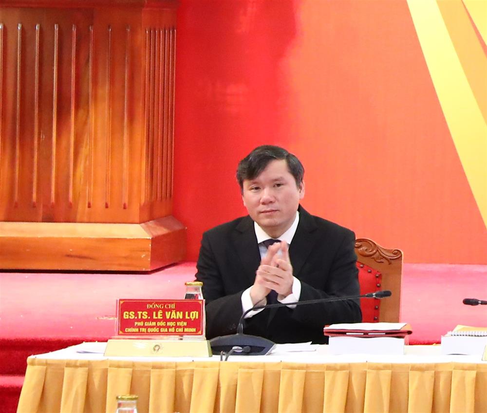 GS.TS Lê Văn Lợi, Phó Giám đốc Học viện Chính trị quốc gia Hồ Chí Minh điều hành tham luận.