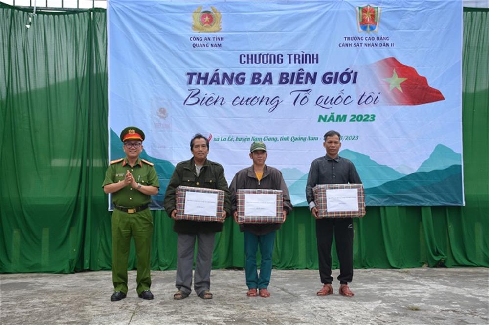 Đoàn tặng quà cho già làng, người có uy tín.