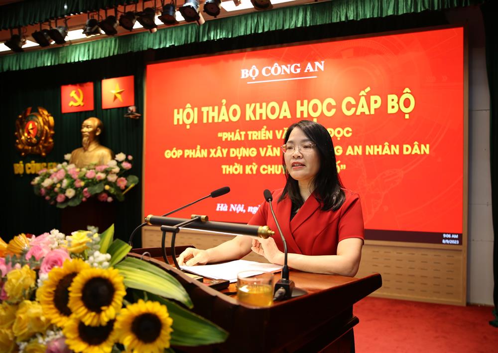 ThS. Nguyễn Hoài Anh, Phó Giám đốc, Phó Tổng Biên tập Nhà xuất bản Chính trị Quốc gia Sự thật tham luận tại Hội thảo.