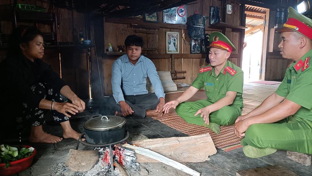 Thượng úy Hà Văn Tuấn đến tận nhà dân tuyên truyền PCCC.