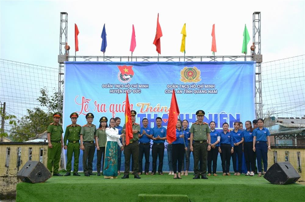 Trao cờ xuất quân Tháng thanh niên.